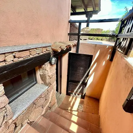 Domos De Rocca مونتي بيتروسو